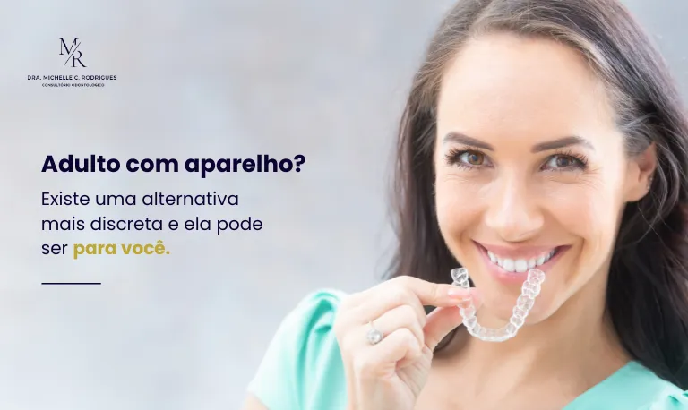 Imagem invisalign para adultos com uma mulher segurando um aparelho invisalign