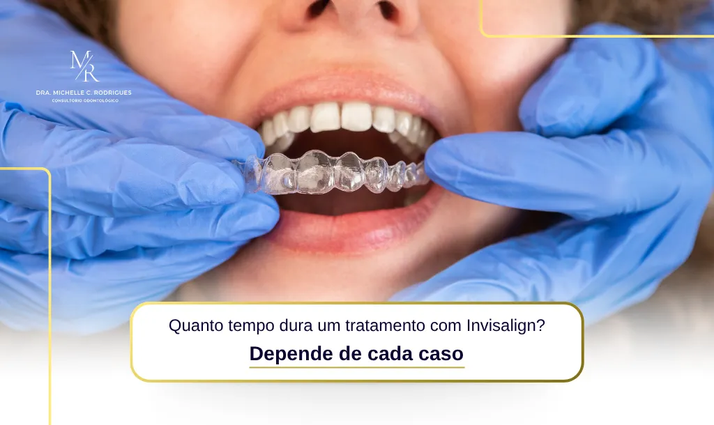 Paciente usando alinhadores Invisalign durante tratamento ortodôntico para correção do sorriso